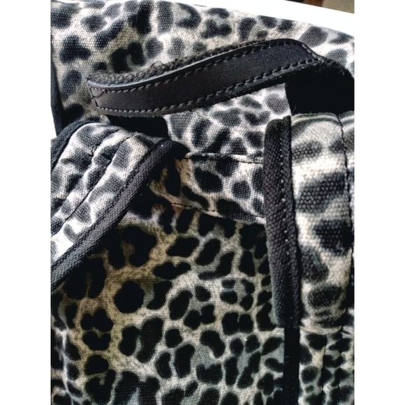 🌿PINK VS Cheetah Backpack - Picture 4 of 9